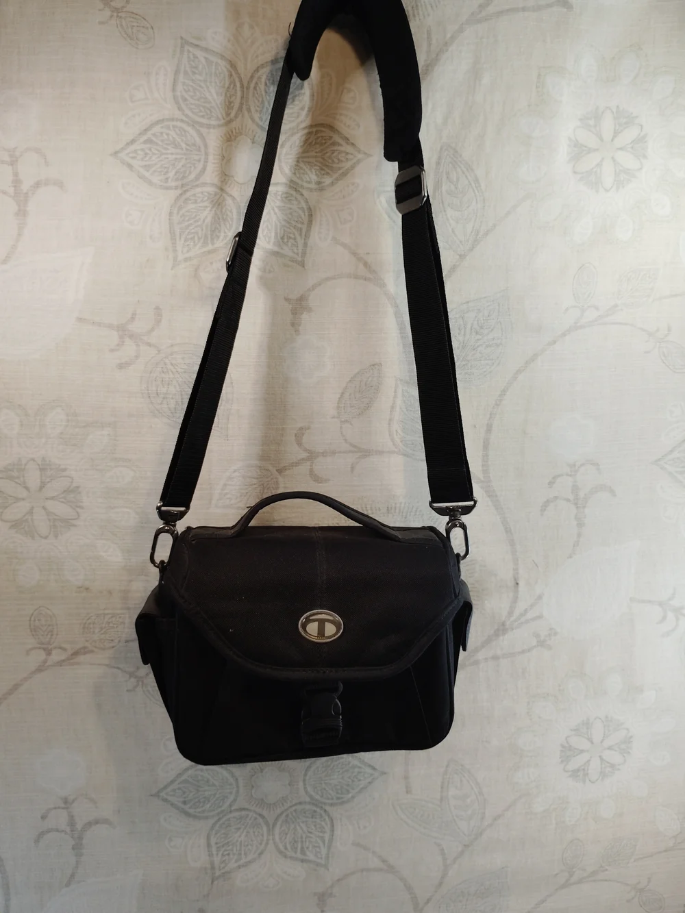 Tamrac Black Messenger/Crossbody /Camera Bag with Shoulder Strap